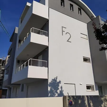 F2 - Black And White Appartement
