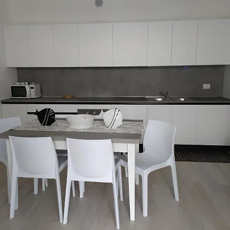 Apartment F2 - Black And White *
