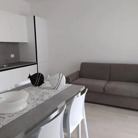 F2 - Black And White Apartment *
