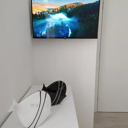 Apartment F2 - Black And White *