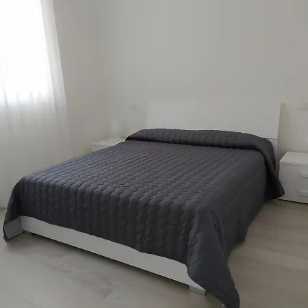 F2 - Black And White Apartment *
