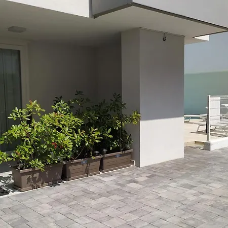 F2 - Black And White *